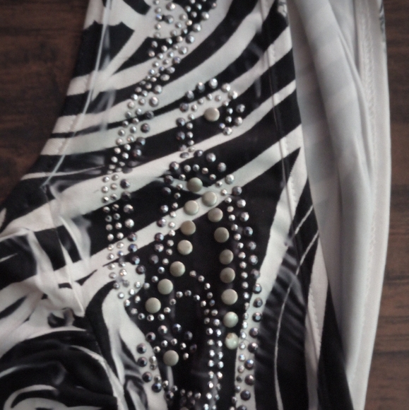 A BEAUTIFUL BEADED SIZE LARGE, MAXI DRESS. - Picture 4 of 4